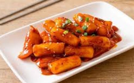 Recipe for Tteokbokki: A Hot Korean Comfort Food You Can Prepare at Home
