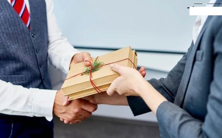 Personalized vs. Generic Promotional Gifts: What Works Best in Dubai?